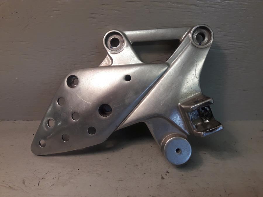 Framsidan på Fotpinnefäste från en Honda CBR 125 R -2008 motorcykel.