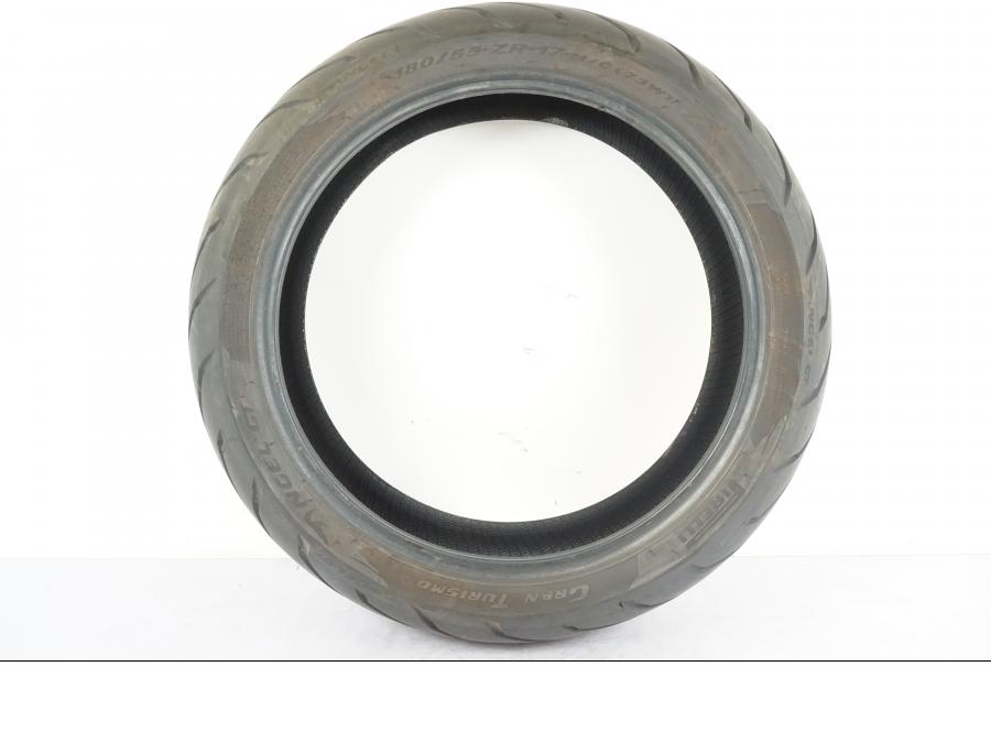 Framsidan på <p>Begagnad däck av märket Pirelli och modell Gran Turismo Angel GT.</p>
<p>Dimension 180/55 ZR 17 M/C (73W). </p>
<p>Mönsterdjup ca: (5,30mm i mitten) (4,35mm yttre däck) ca 80% kvar.</p>
<p>Tillv 1821.</p>
<p>Mindre märke finns se bild.</p> moped.