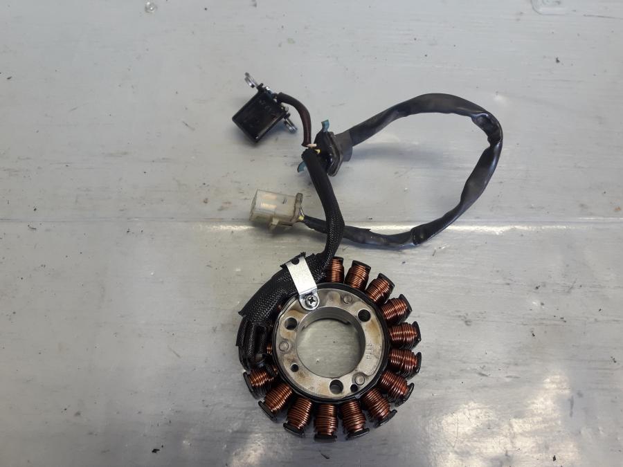 Framsidan på Generator från en Honda CBR 125 R -2008 motorcykel.