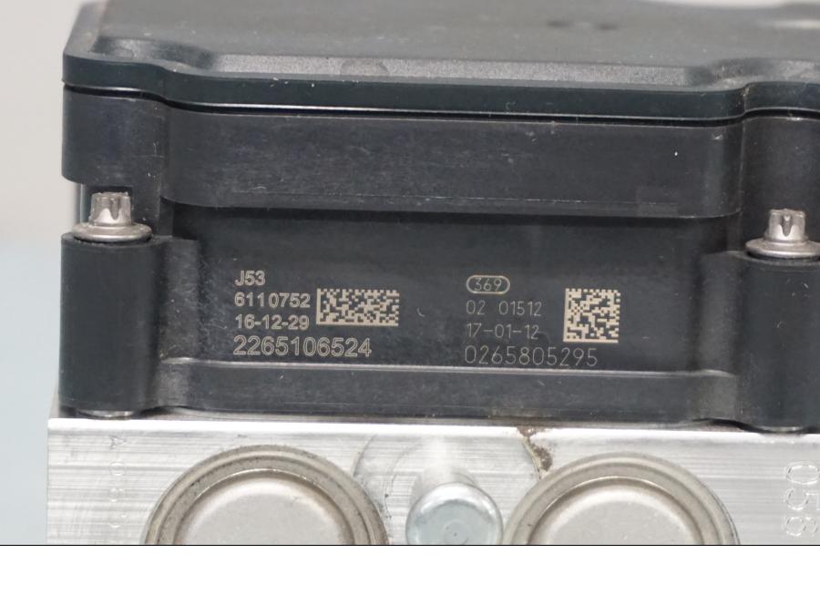 Höger sida på ABS Modulator från en Yamaha YZF 1000 R1 -2017 motorcykel.