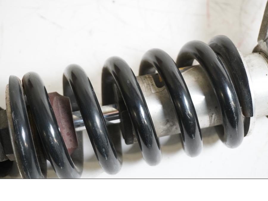 Snett nerifrån på Stötdämpare från en Yamaha MT-01 -2005 motorcykel.