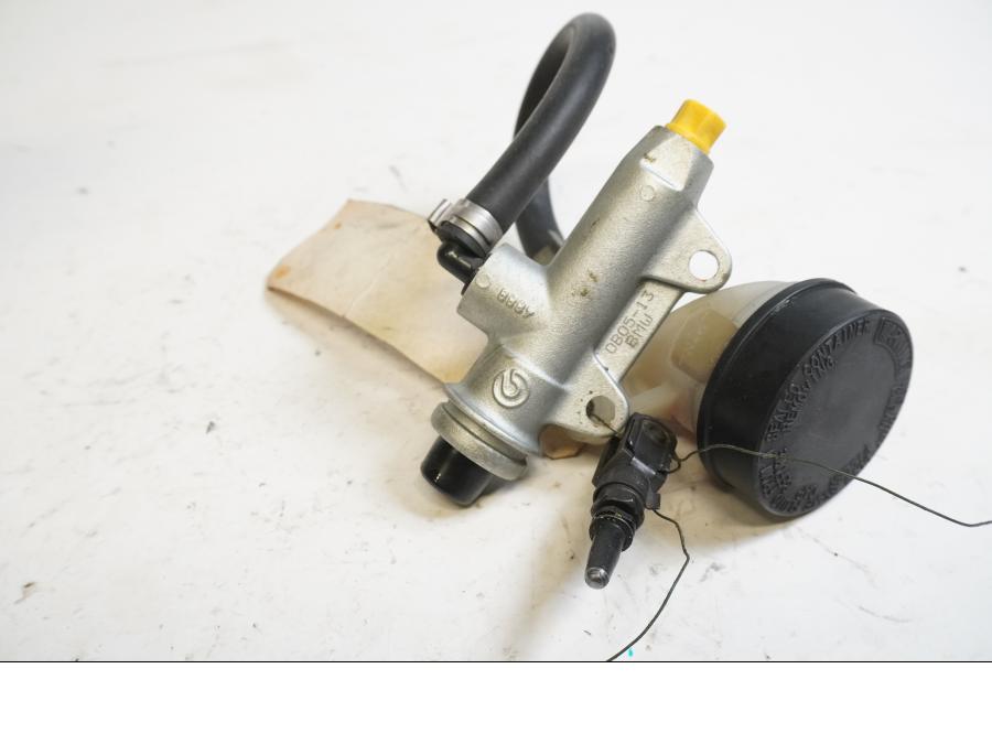 Baksidan på Bromshuvudcylinder från en BMW S 1000 RR -2010 motorcykel.