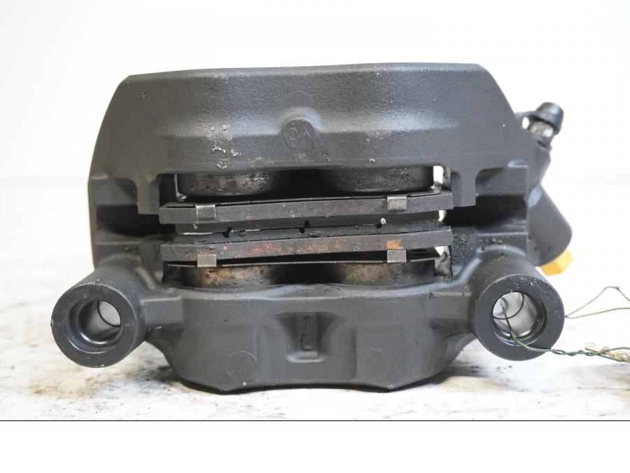 Höger sida på Bromsok från en Triumph Daytona 675 -2010 motorcykel.