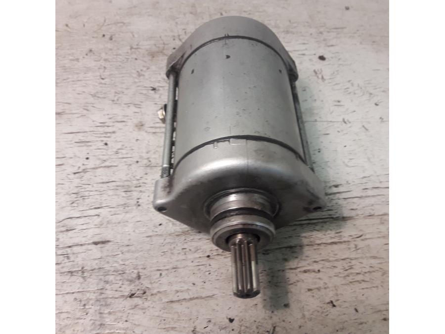 Baksidan på Startmotor från en Yamaha XTZ 750 -1995 motorcykel.