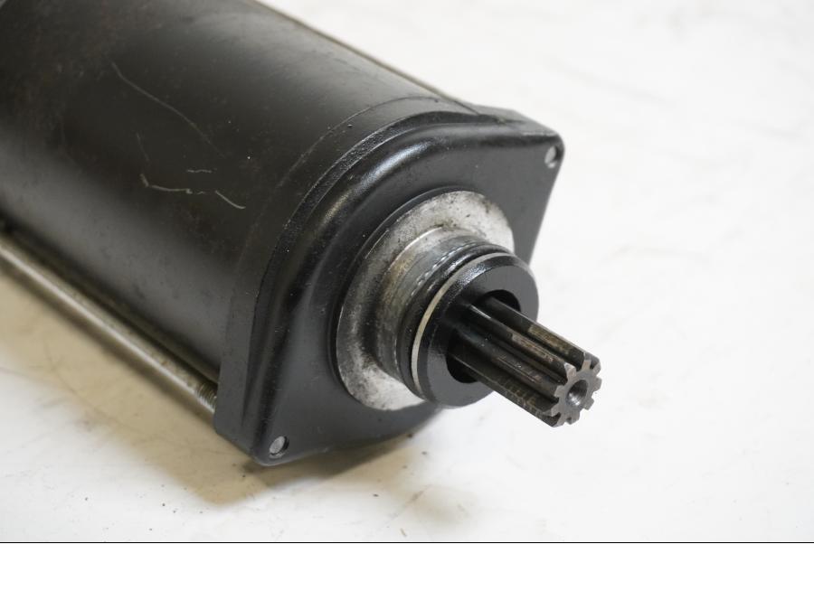 Baksidan på Startmotor från en BMW F 800 R -2010 motorcykel.