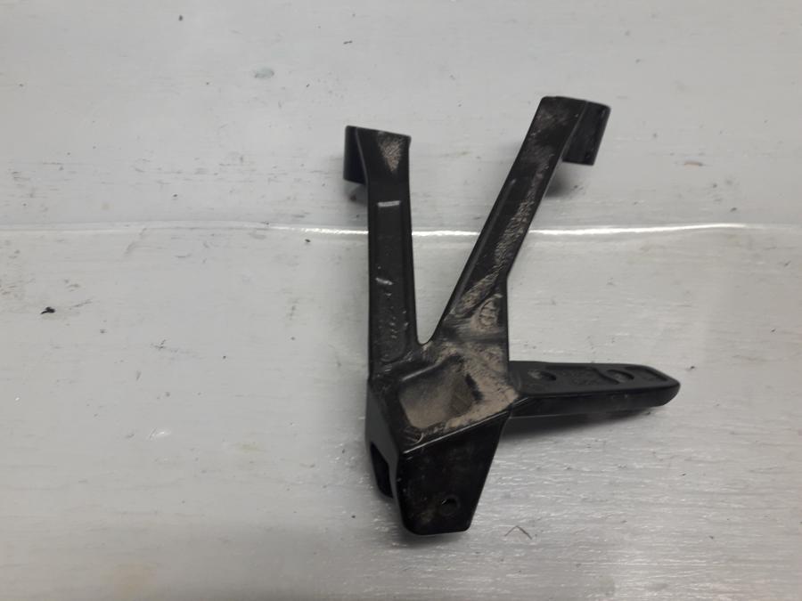 Baksidan på Fotpinnefäste från en Suzuki DL 1000 -2018 motorcykel.