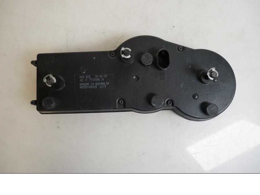 Framsidan på Instrumentpanel från en BMW K 1200 S -2007 motorcykel.