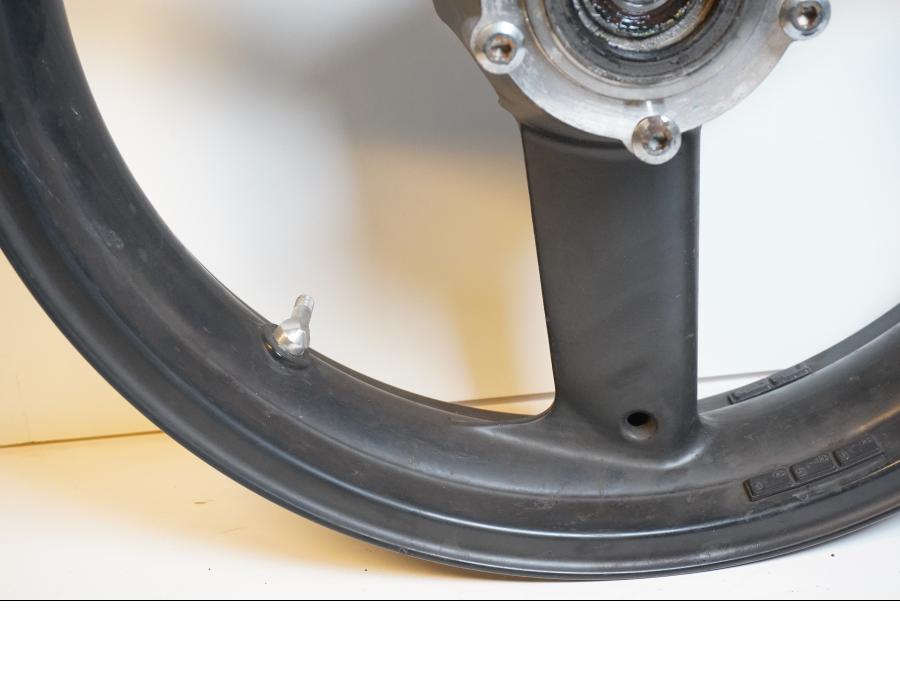 Extrabild5 på Fälg från en Triumph Daytona 650 -2005 motorcykel.