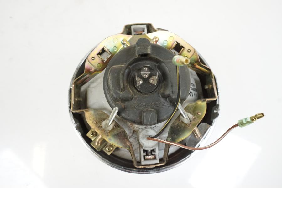 Vänster sida på Strålkastare från en Yamaha XVS 1100 -2004 motorcykel.