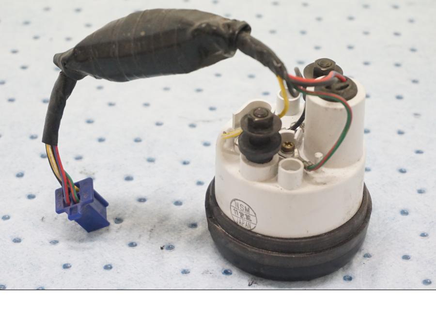 Baksidan på Temperaturmätare från en Triumph Tiger -2001 motorcykel.