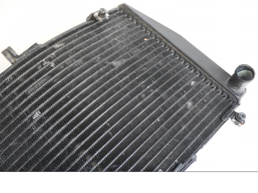 Snett nerifrån på Vattenkyl från en Honda CBR 600 RR -2003 motorcykel.