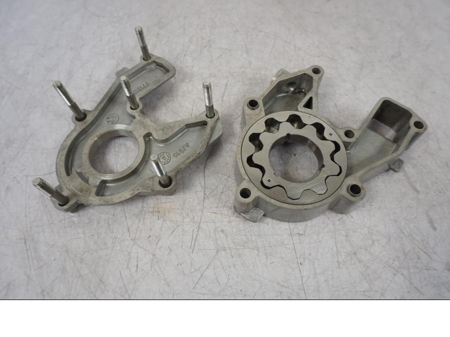 Baksidan på Oljepump från en BMW R 1200 GS -2010 motorcykel.