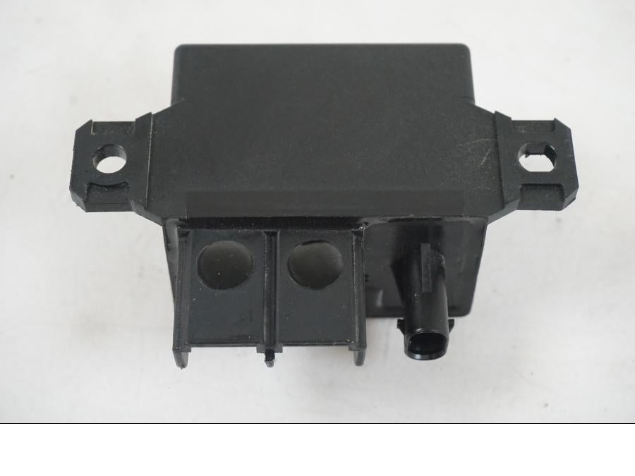 Snett nerifrån på Startrelä från en BMW R 1250 GS -2021 motorcykel.