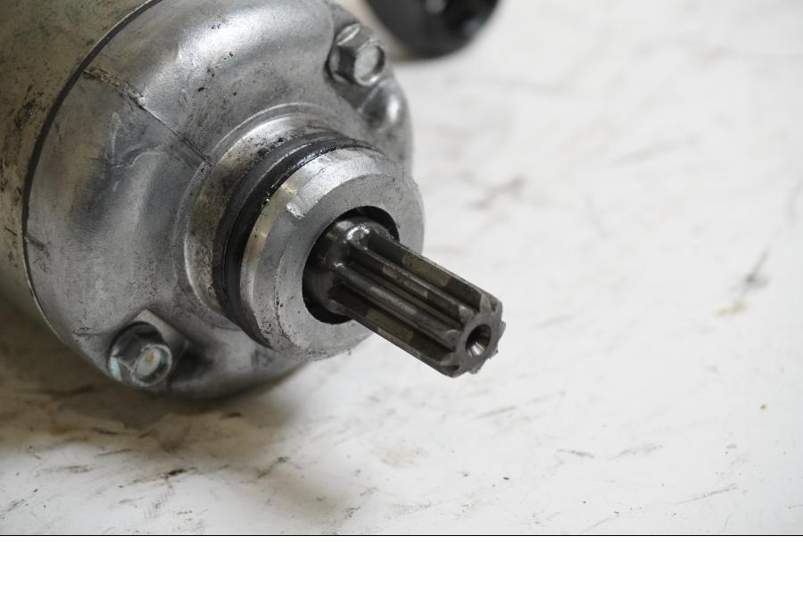 Baksidan på Startmotor från en Honda CBR 600 -2002 motorcykel.