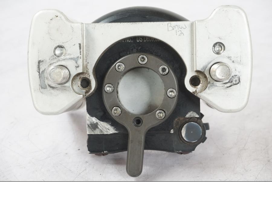 Snett nerifrån på Styrdämpare från en BMW R 1200 GSA -2012 motorcykel.