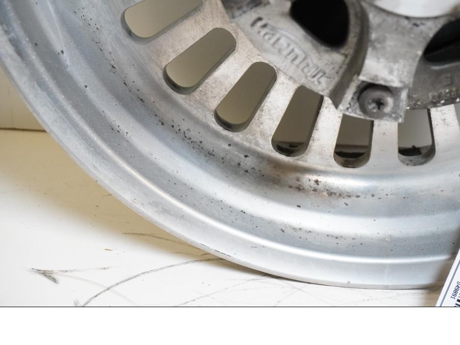 Extrabild6 på Fälg från en Triumph Rocket III -2011 motorcykel.