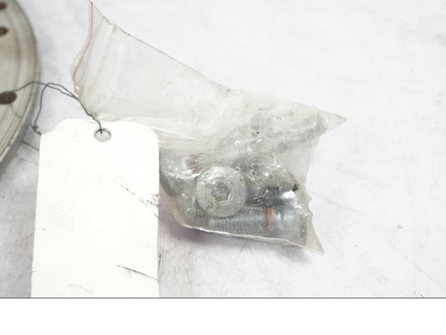 Snett nerifrån på Bromsskiva från en Kawasaki VN 1500 Mean Streak -2002 motorcykel.