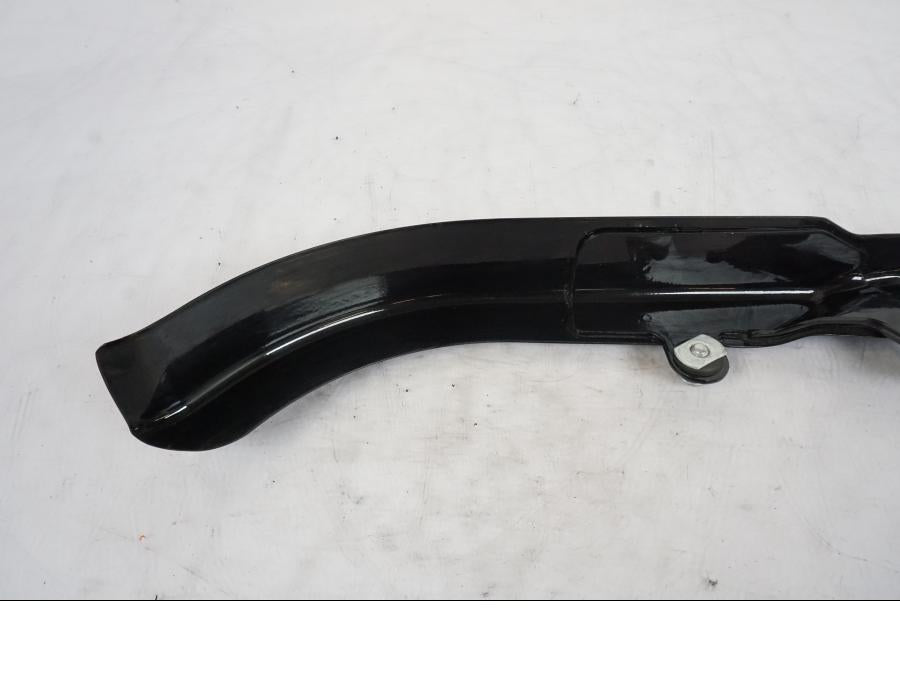 Snett nerifrån på Remskydd från en H-D Softail Sport Glide FLSB -2022 motorcykel.