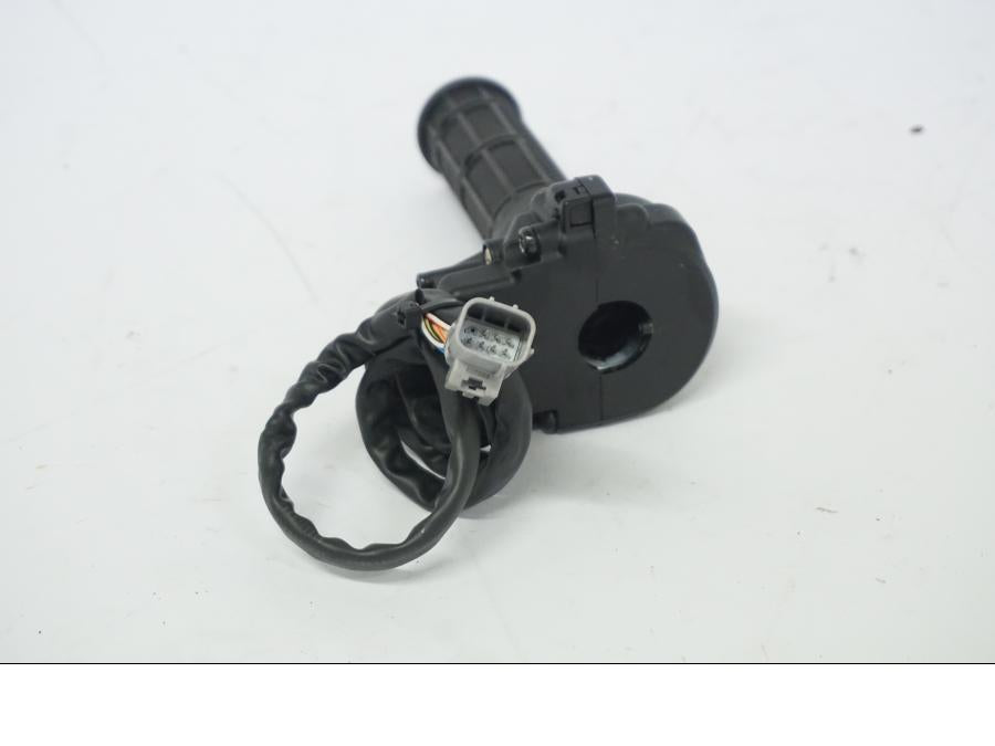 Snett uppifrÄn pÄ Gasreglage frÄn en Ducati Desert X -2022 motorcykel.