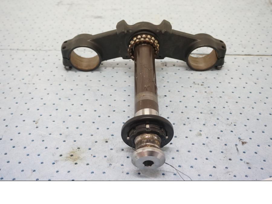 Baksidan på Gaffelkrona från en Kawasaki Z 900 -2019 motorcykel.