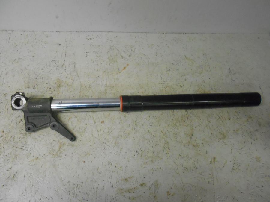 Snett uppifrån på Gaffelben från en Triumph Tiger 800 -2016 motorcykel.