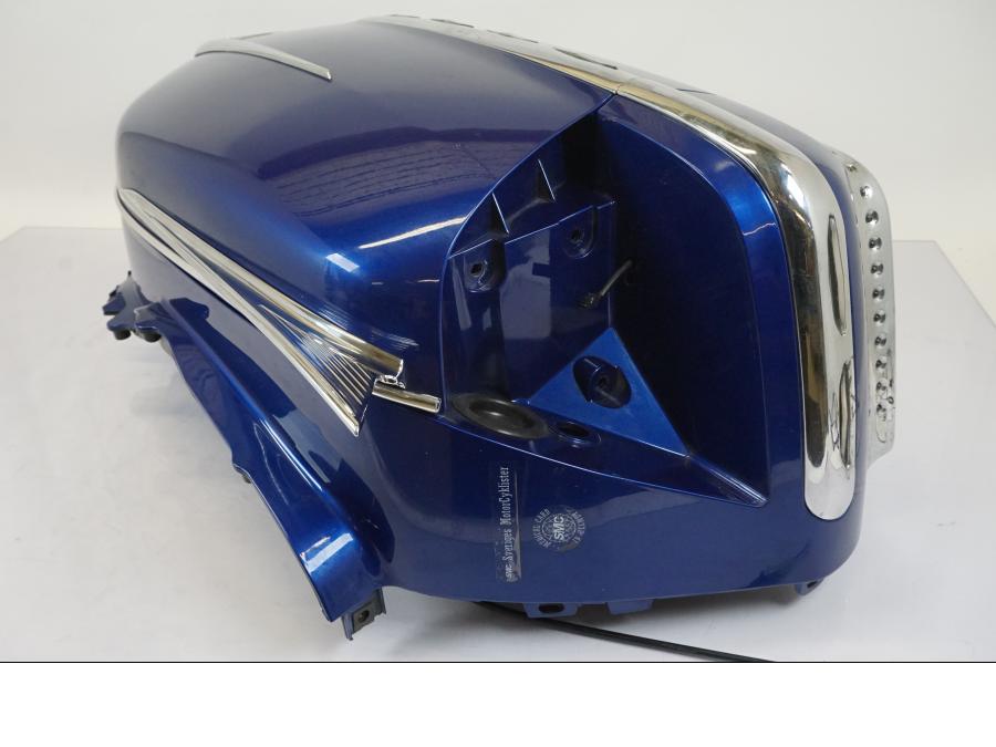 Extrabild4 på <p>Sidoväska höger från Honda GL 1800 A 2001.</p>
<p>Låsmekanismen är sönder går ej att "låsa"</p>
<p>Locket åker upp så fort du stänger.</p>
<p>Repor finns samt att det saknas en del av kromlisten se bilder. Blinkers. Okej skick.</p> motorcykel.