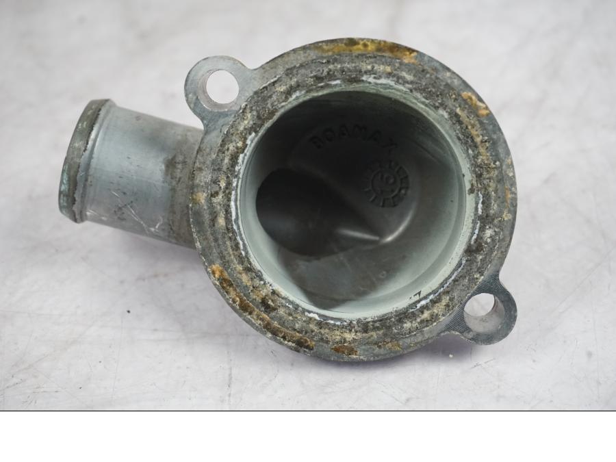 Höger sida på Vattentermostathus från en Triumph Tiger Explorer -2016 motorcykel.