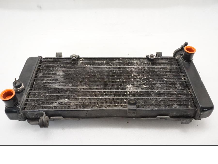 Höger sida pÄ Vattenkyl frÄn en Honda VFR 750 -1990 motorcykel.