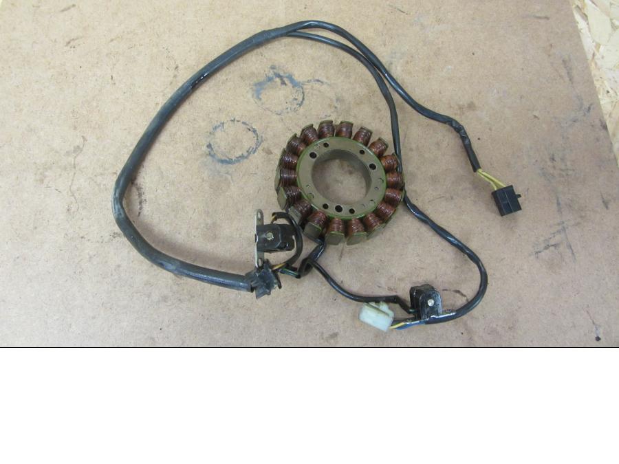 Framsidan på Generator från en Suzuki VS 1400 -1993 motorcykel.