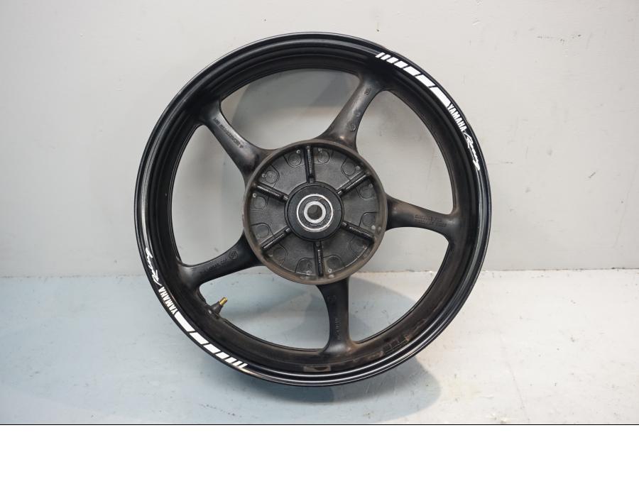 Baksidan på Fälg från en Yamaha XJ 6 -2011 motorcykel.