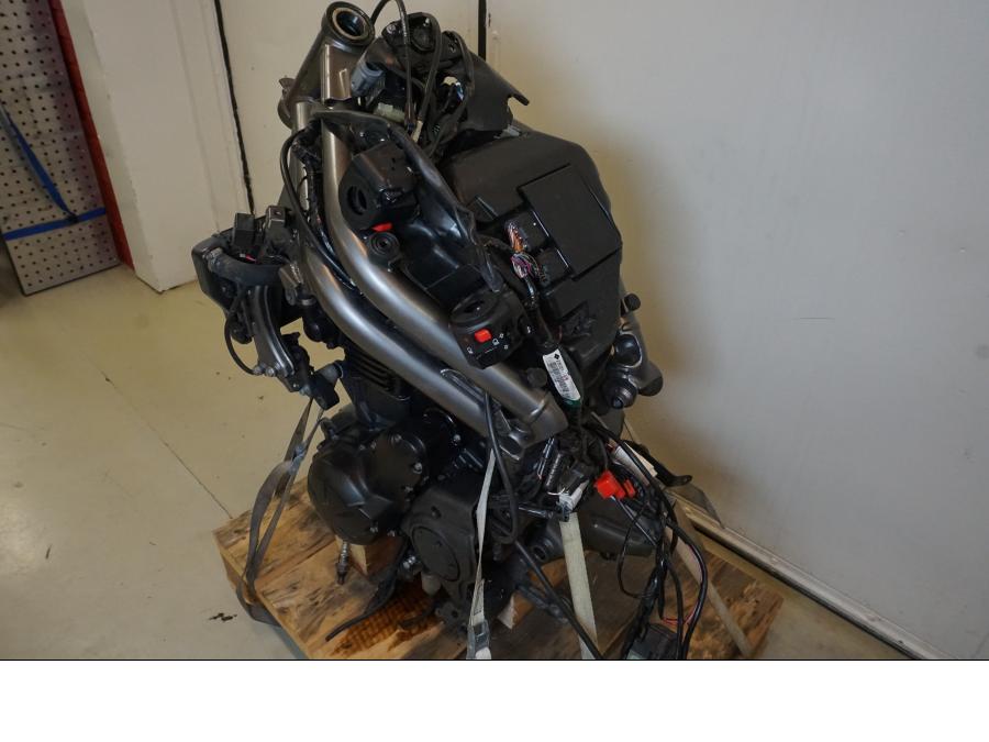 Baksidan på Motorpaket från en Kawasaki ER-6N -2012 motorcykel.