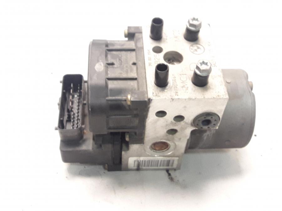 Baksidan på ABS Modulator från en BMW F 650 GS -2002 motorcykel.