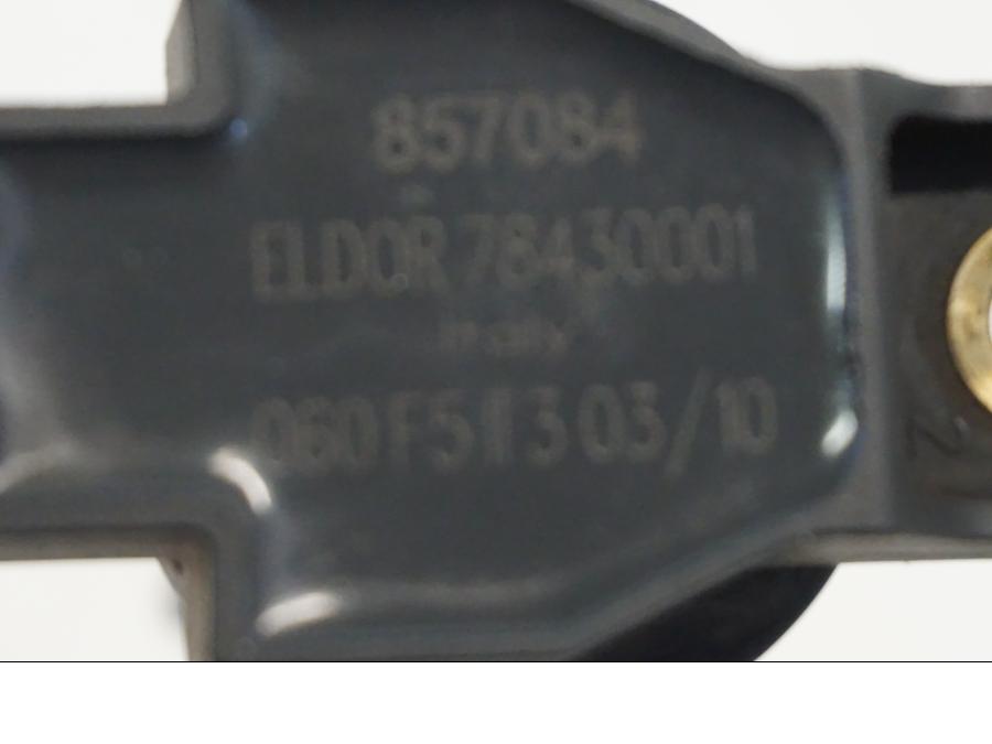 Vänster sida på Tändspole från en Aprilia RSV 1000 -2010 motorcykel.