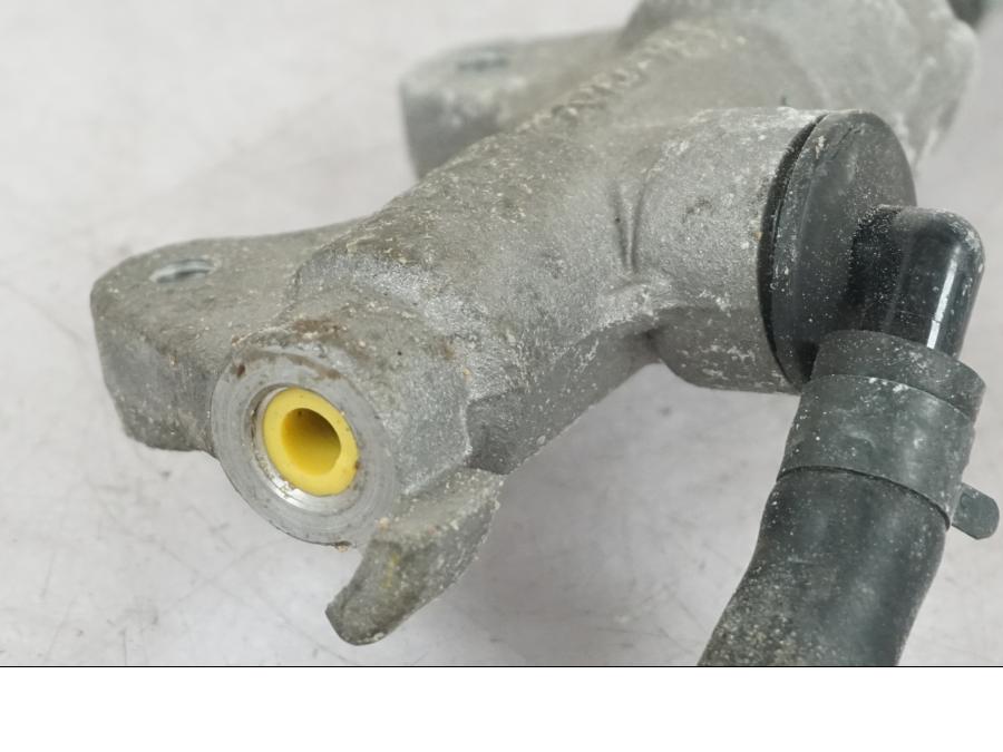 Höger sida på <p>Bromshuvudcylinder bak från Yamaha YZF R6 2008.</p>
<p>Ink behållare.</p> motorcykel.
