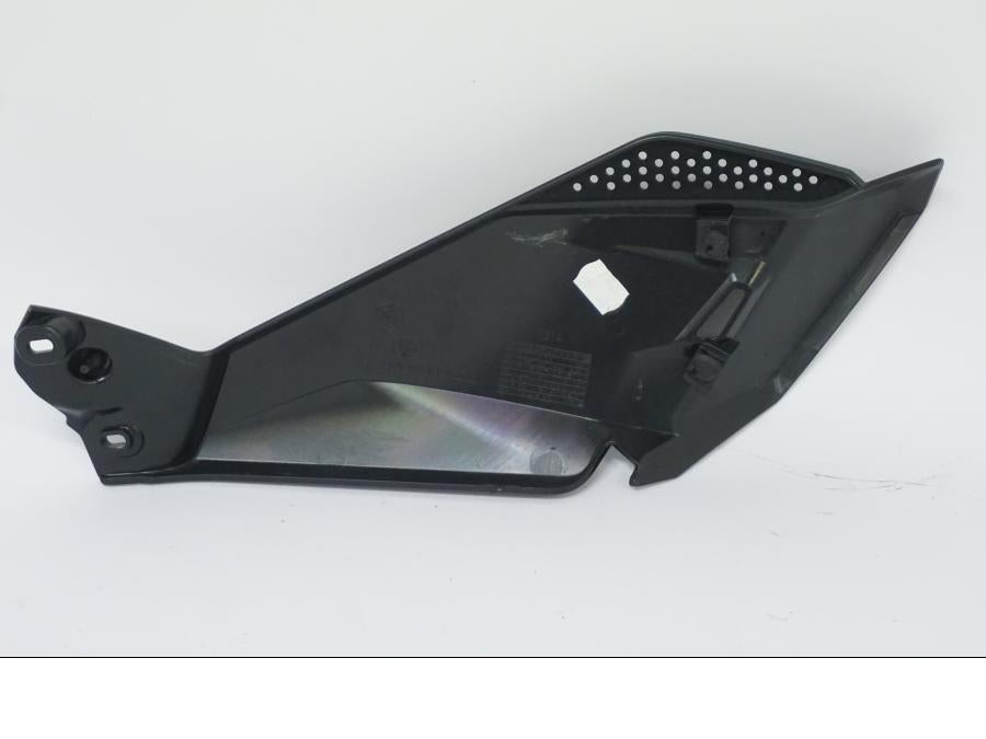 Vänster sida på Bensintankskåpa från en BMW R 1250 GS -2022 motorcykel.