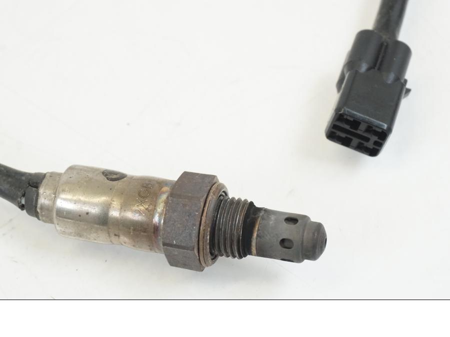 Höger sida på Lambdasond från en Husqvarna 701 Supermoto -2020 motorcykel.