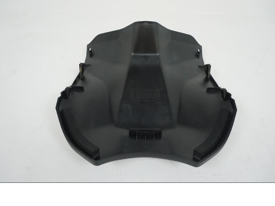 Baksidan på Bensintankskåpa från en Yamaha MT-09 Tracer -2021 motorcykel.