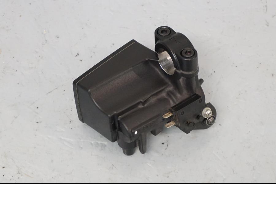 Baksidan på Bromshuvudcylinder från en Yamaha XJ 6 -2011 motorcykel.