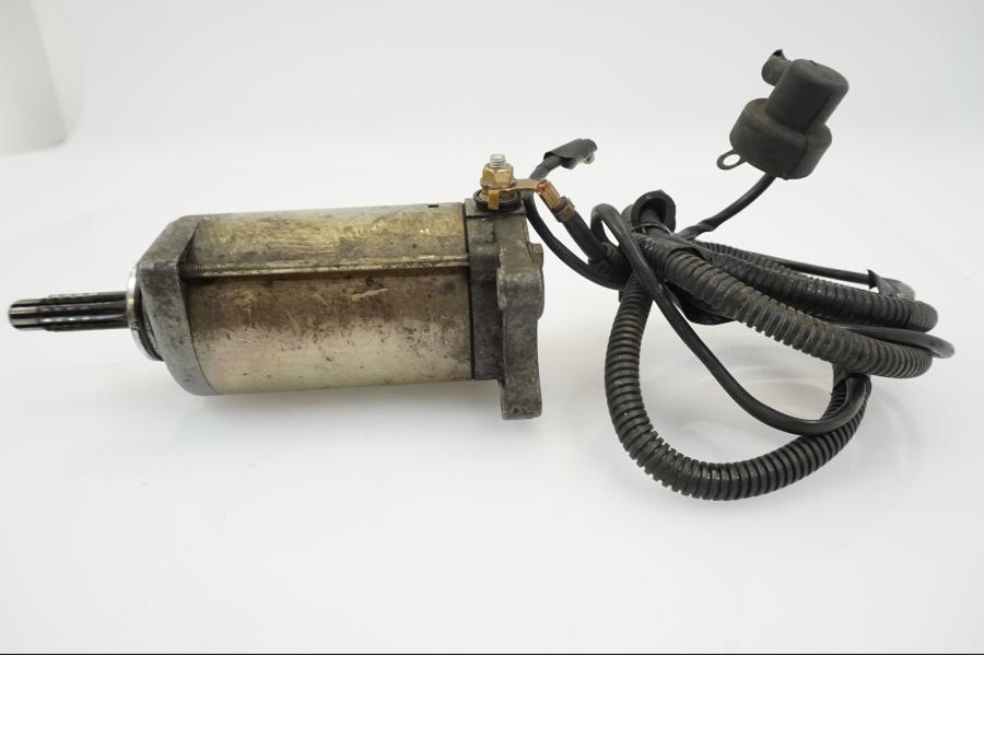 Snett nerifrån på Startmotor från en Suzuki TL 1000 S -1997 motorcykel.