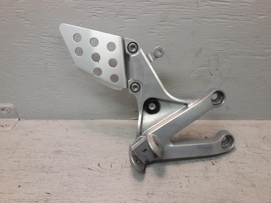 Framsidan på Fotpinnefäste från en Honda CBR 600 RR -2007 motorcykel.