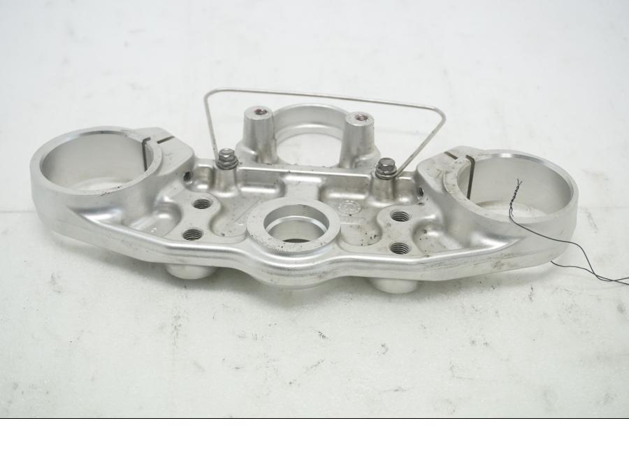 Baksidan på Gaffelkrona från en Triumph Tiger Explorer -2012 motorcykel.