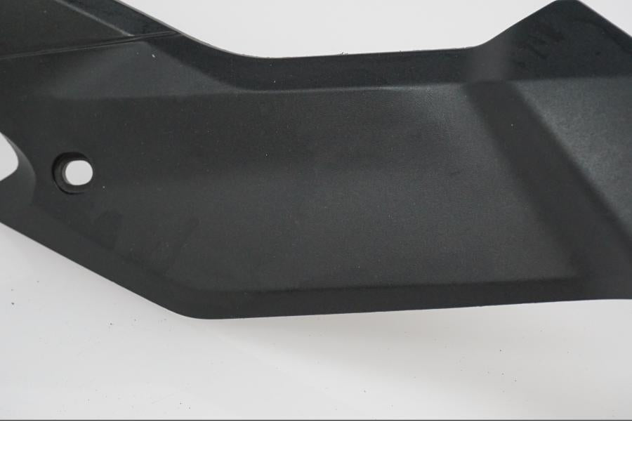 Snett nerifrån på Sidopanel från en Ducati Streetfighter 1098 -2010 motorcykel.