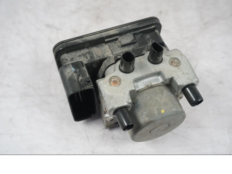 Höger sida på ABS Modulator från en Triumph Tiger Explorer -2016 motorcykel.