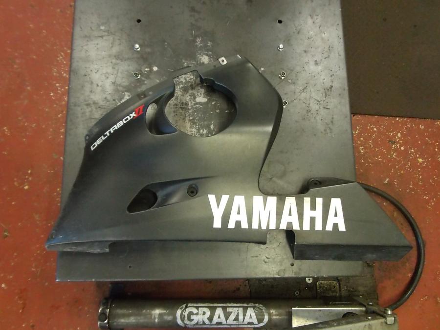 Framsidan på Magkåpa från en Yamaha YZF R6 -2000 motorcykel.