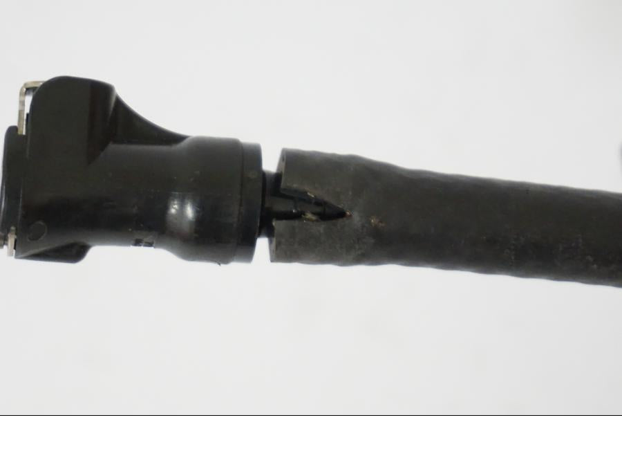 Vänster sida på Bensinpump insprut från en KTM 1190 Adventure -2014 motorcykel.