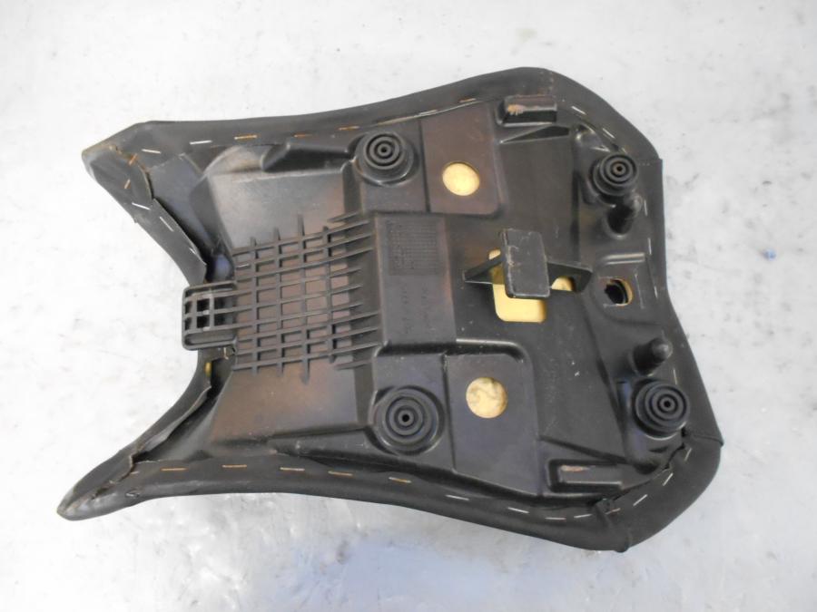 Snett nerifrån på Sadel från en Yamaha YZF-R 125 -2012 motorcykel.