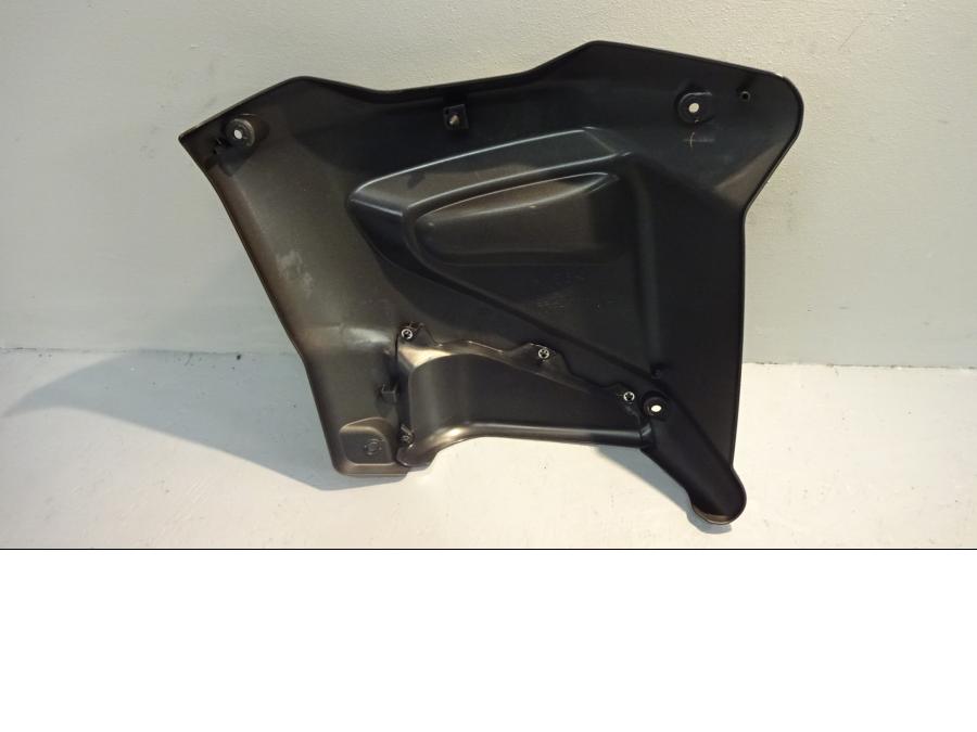 Baksidan på Sidkåpa från en Yamaha XT 1200 Z -2010 motorcykel.