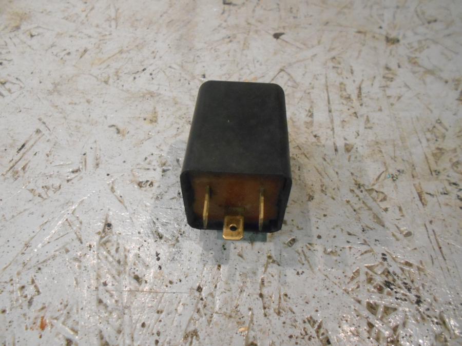 Baksidan på Blinkersrelä från en Kawasaki GPZ 500 -1987 motorcykel.