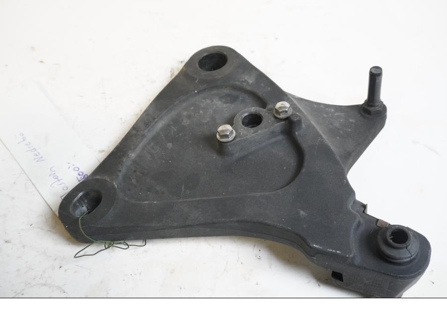 Baksidan på Bromsoksfäste från en Triumph Rocket III -2011 motorcykel.