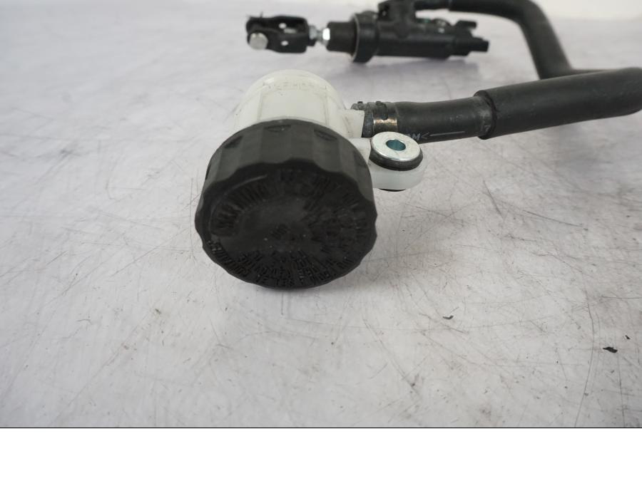 Snett uppifrån på Bromshuvudcylinder från en Yamaha MT-09 -2020 motorcykel.